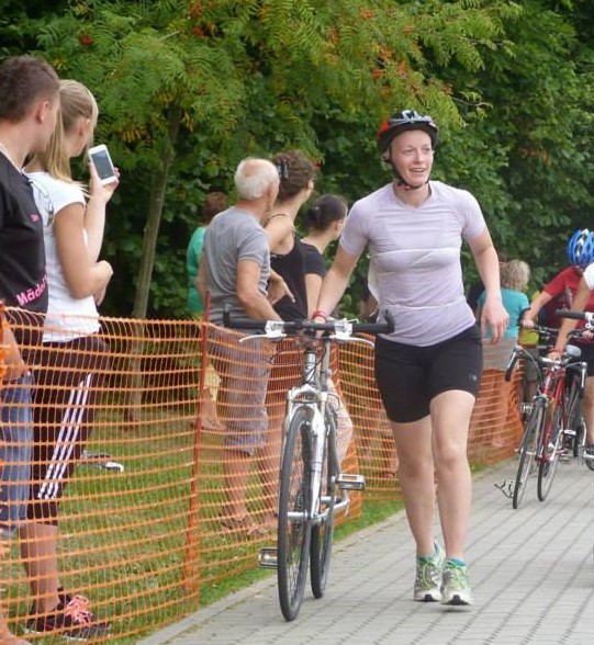 Frau mit Fahrrad