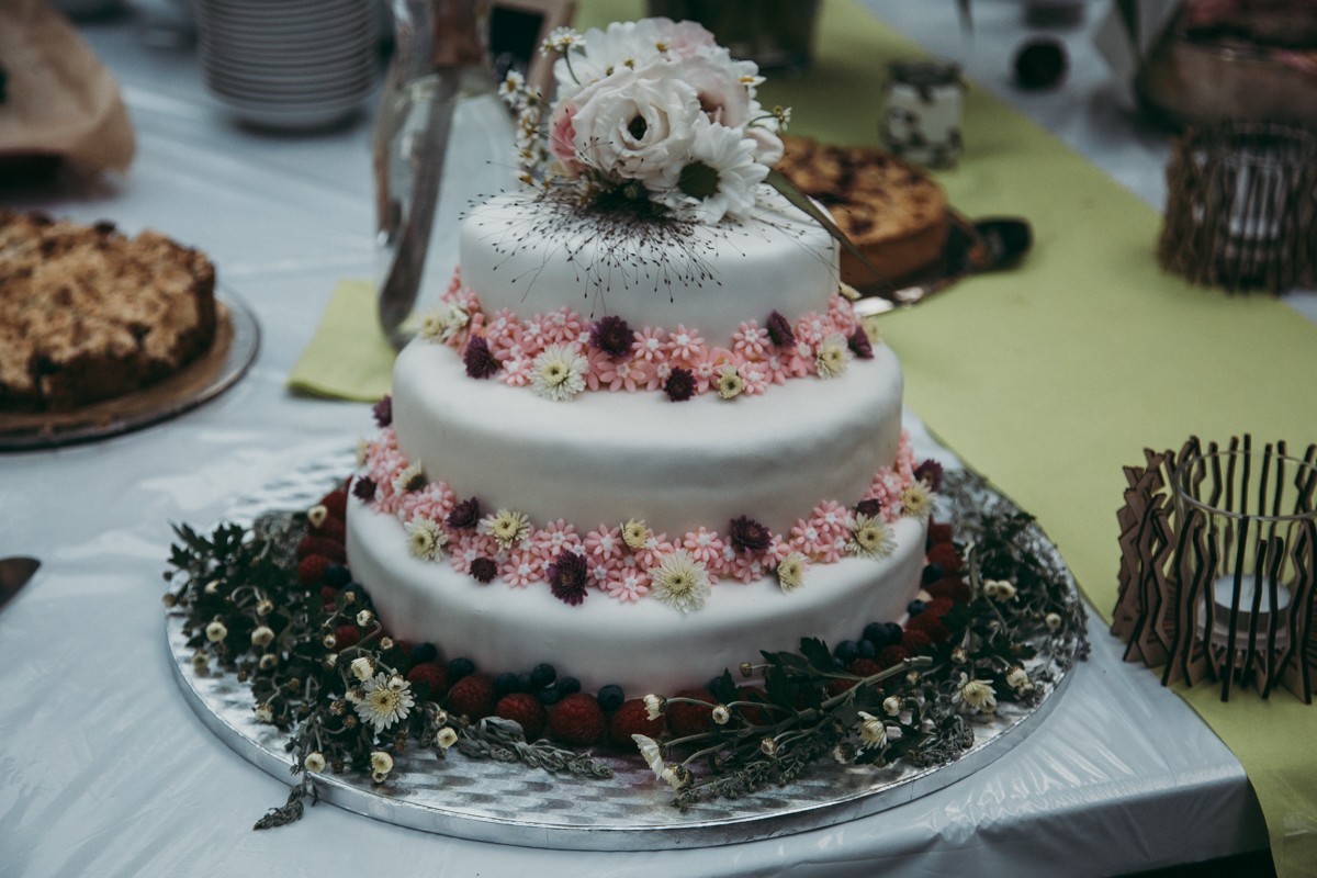 Hochzeitstorte mit Blumen geschmückt