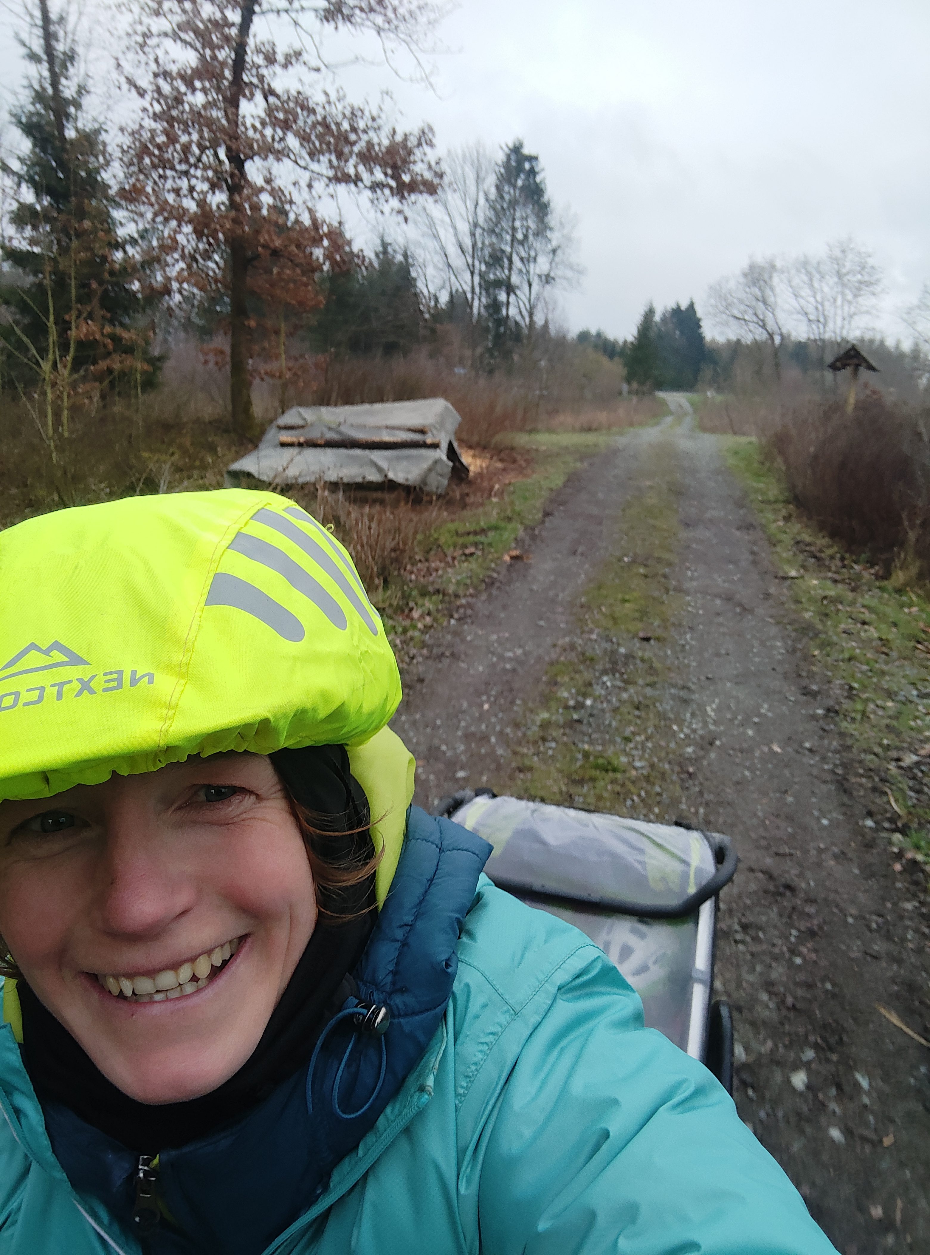 Frau mit Fahrrad und Fahrradanhänger