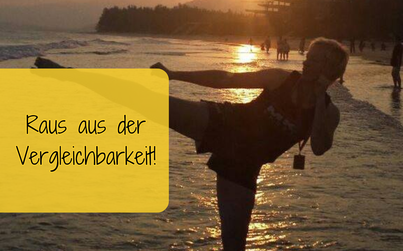 Raus aus der Vergleichbarkeit. Divi Beitragsbild: Kickend am Strand